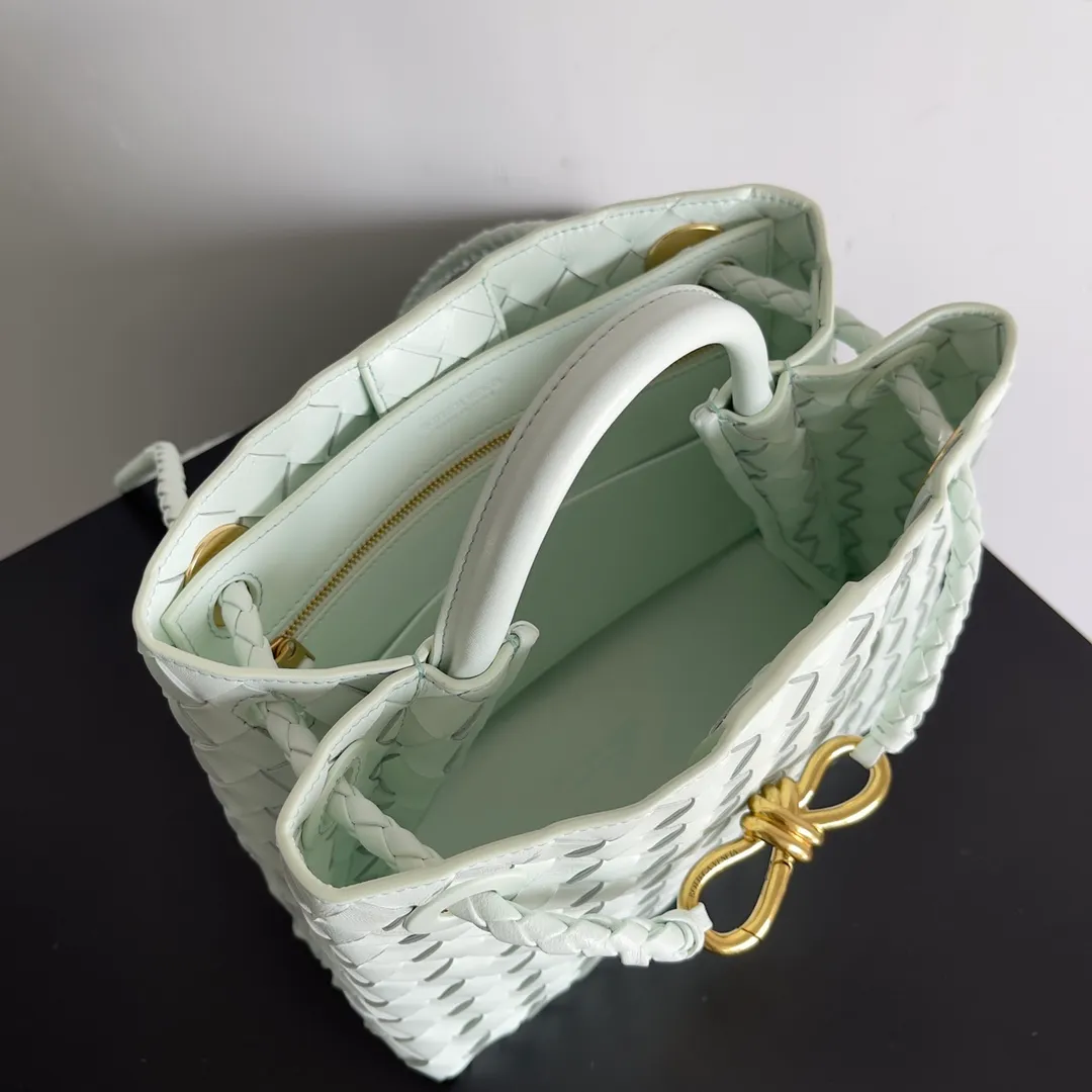 The 2023 new Andiamo batch of 1860 BV has been shipped‼ ️Really popular🔥The new Andiamo woven handbag launched by Bottega Veneta this season is really popular all over the world! ! Celebrities at home and abroad have worn it, and Oscar-winning actress Michelle Yeoh has taken it out on the street. Song Jia, Trai Yara, Yu Feihong, Sanji Ayaka, Rosie Hunting-Whiteley, Yoshioka Riho, etc. have all picked up this bag. It is classic and versatile, showing off its temperament, and the bag capacity is also large, which is very convenient for daily commuting! ! A variety of carrying methods, the shoulder straps can be adjusted by yourself, the original lambskin feels soft and delicate, and the neutral style is made to break gender boundaries and bring a more practical and longer-lasting use experience. Andiamo, which has both elegant and casual styles, perfectly interprets the true appearance of "fashionable old money style". Style number: 743568 Size: 25*22*10.5cm